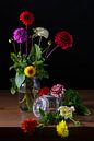 Dahlia's in weckpot - stoer stilleven van Marianne Ottemann - OTTI thumbnail