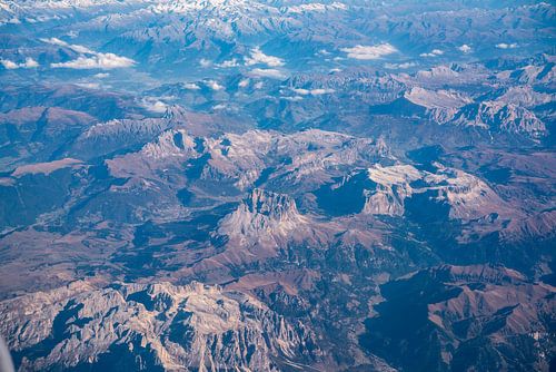 Luchtfoto over de Zuid-Tiroolse Alpen, Sassolungo, Selaronda