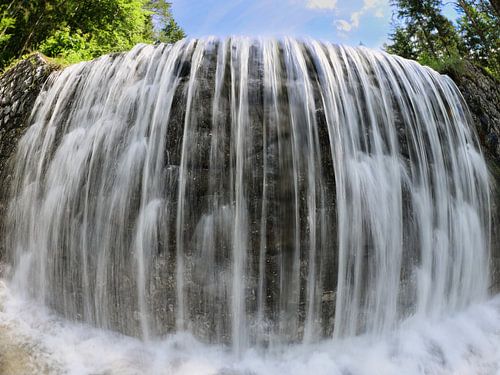 Chute d'eau avec un objectif grand angle