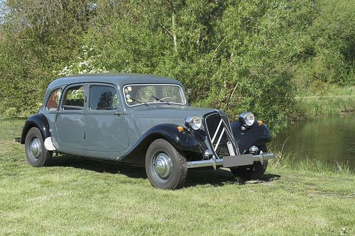 Schicker alter Citroen am Teich