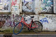 Red bike against a grafitti wall van Ton Hazewinkel thumbnail