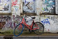 Rotes Fahrrad gegen eine Grafitti-Wand
