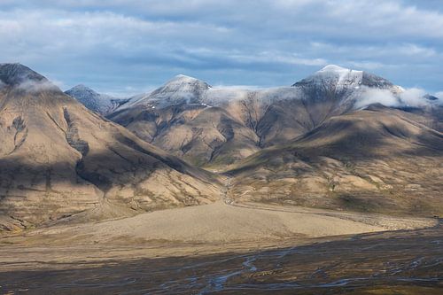 Schneebedeckte Bergrücken auf Svalbard