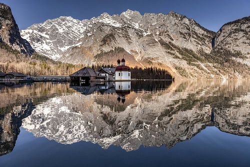 Paroi est du Watzmann avec la petite église de St. Bartholomä
