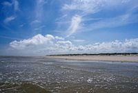 Baltrum strand met zee en wolken