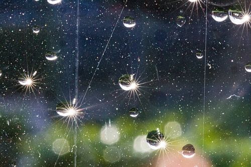 Stralende regendruppels op de ruit 