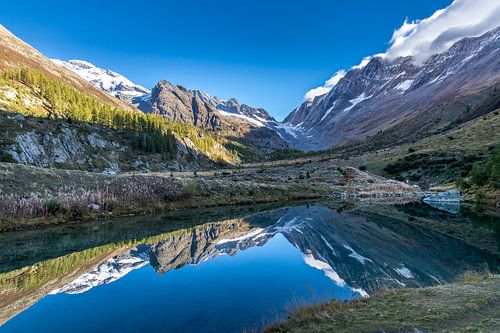 Grundsee met weerspiegeling van de bergen in het Lötschental.