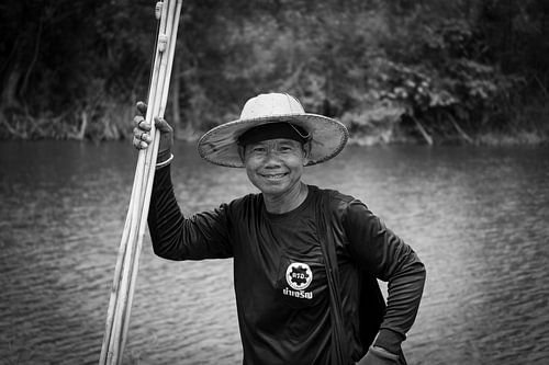 Pêcheur thaïlandais avec chapeau en noir et blanc