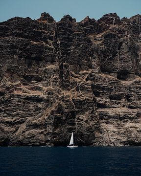 Zeilboot voor de kliffen van Los Gigantes Tenerife van Visuals by Justin