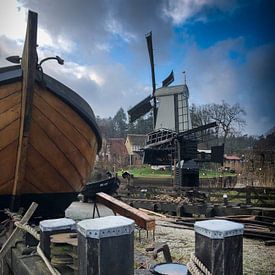 Fischerboot mit holländischer Windmühle von Lein Kaland