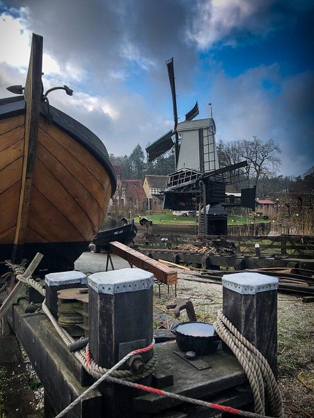 Fischerboot mit holländischer Windmühle von Lein Kaland