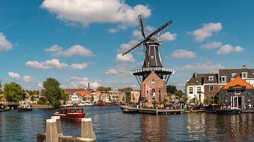 Die Stadt Haarlem mit dem Wasser und der Mühle De Adriaan von Jolanda Aalbers