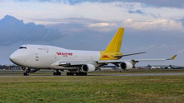 DHL - Kalitta Air Boeing 747-400F vrachtvliegtuig. van Jaap van den Berg