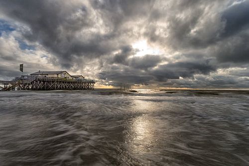 Dicke Wolken über der Strandbar 54 Grad Nord