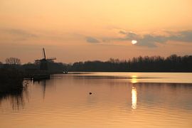Zonsondergang bij de Rottemeren met molen silhouette van André Muller
