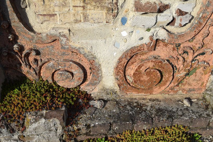Rostiges Ornament in der Gartenmauer der Villa Augustus von Nicolette Vermeulen