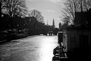 Bevroren Prinsengracht in de ochtendzon Amsterdam van Stewart Leiwakabessy