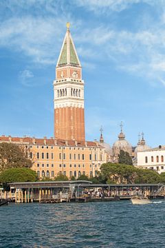 Venetië - Uitzicht over het water naar de Campanile (toren van San Marco) van t.ART