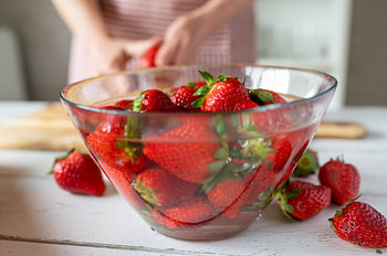 Sommerfrische: Erdbeeren in der Glasschale