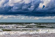 Surfer tijdens storm, Texel. van Jakob Huizen van thumbnail