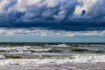 Surfer tijdens storm, Texel. van Jakob Huizen van