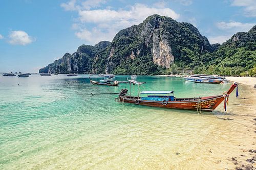 Boot en natuur op Phi Phi eiland in Thailand