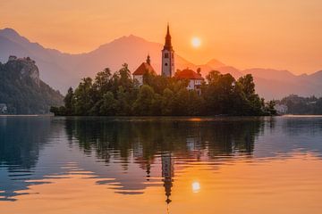 Lake Bled in Slovenie bij zonsopkomst van Wilco Bos