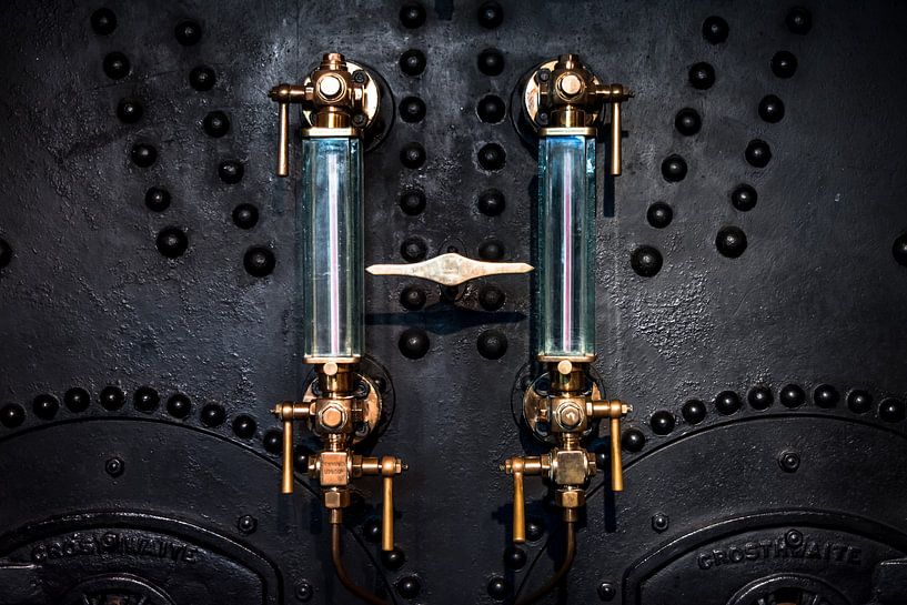 Steam engine detail (tower bridge London) by Douwe van Willigen