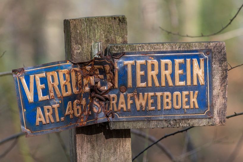 Altes verwittertes Schild &quot;Zutritt verboten&quot; in niederländischer Sprache an einer Stange von Tonko Oosterink