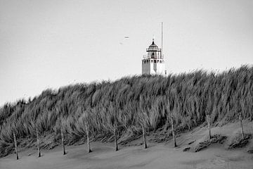 Noordwijk Leuchtturm mit Rauschen filmische schwarz und weiß von Yanuschka Fotografie | Noordwijk