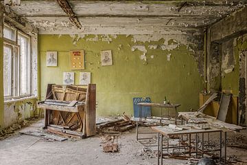 Piano dans un lieu abandonné sur Gentleman of Decay