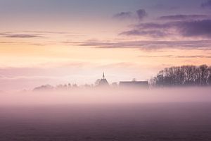 Het kerkje van Garmerwolde (Groningen) in de mist bij ochtendgloren