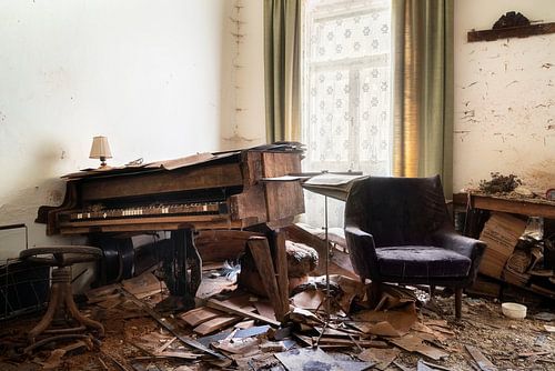 Piano abandonné en décomposition.