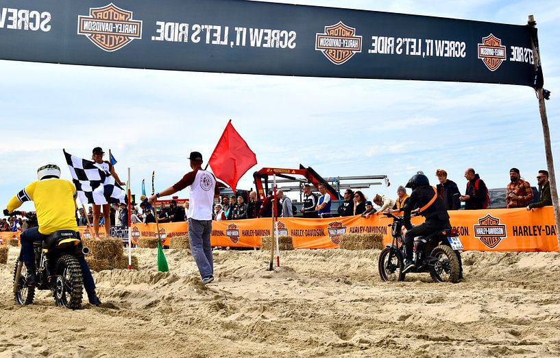 Bikes and Boards in Zandvoort van Jan Radstake