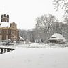Kasteel Oldenaller en oranjerie in de sneeuw. van Felix Sedney