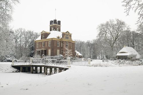 Kasteel Oldenaller en oranjerie in de sneeuw. van Felix Sedney