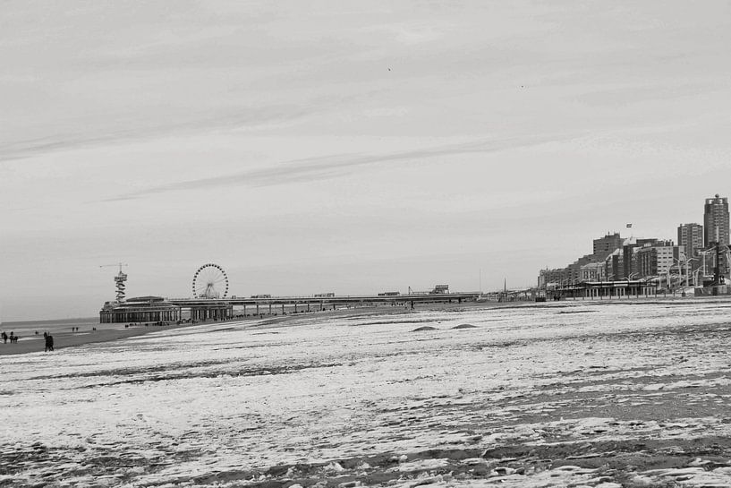 Scheveningen Strand im Winter schwarz und weiß von Consala van  der Griend