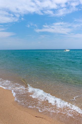 Plage et ciel bleu eau turquoise avec bateau, sur l'île de Corse verticale sur Animaflora PicsStock