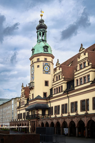 Het oude stadhuis van Leipzig met de stadhuistoren onder de wolken