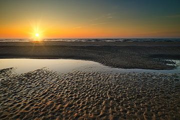 Structuren in het strand bij zonsondergang van peterheinspictures