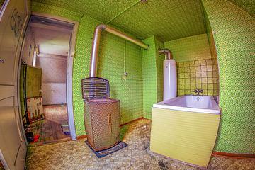 Badezimmer in einem verlassenen Haus von Marcel Hechler