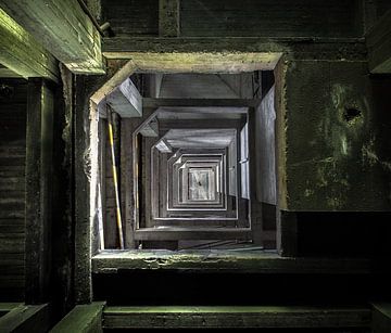 Etages in een  verlaten munitiefabriek van Olivier Photography