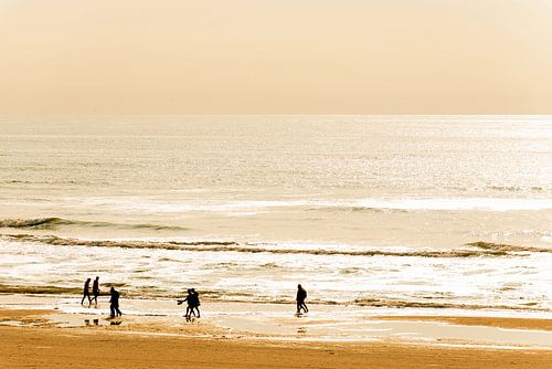 Noordzeekust in een Gele gloed bij ondergaande zon.