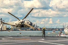 NH90 helikopter demonstratie in Rotterdam van Ilya Korzelius