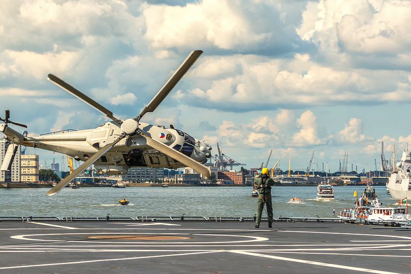 NH90 helikopter demonstratie in Rotterdam van Ilya Korzelius