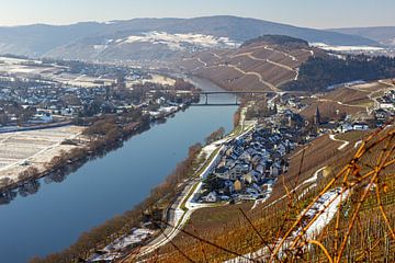 Uitzicht op het winterse Moezeldal tussen Lieser en Mülheim van Reiner Conrad
