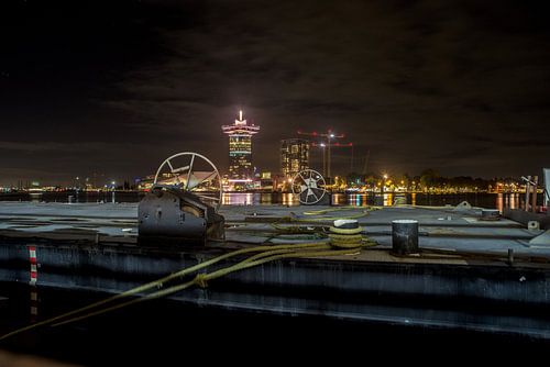 Vue de nuit sur Lookout Amsterdam à travers le lac IJ