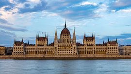 Das ungarische Parlament in Budapest an der Donau von Roland Brack