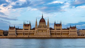 Le Parlement hongrois à Budapest, sur le Danube sur Roland Brack