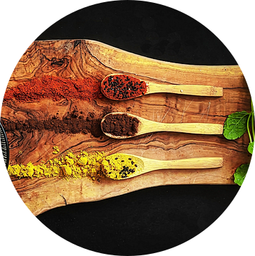 Palet met kruiden op een olijf houten plank. Awarded .